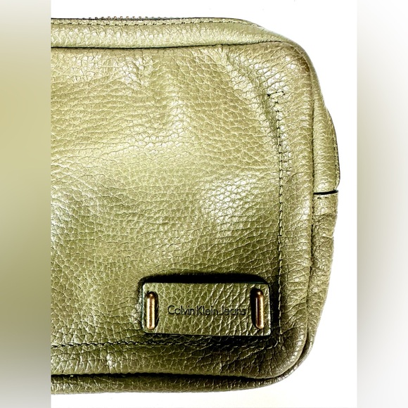 Calvin Klein Unisex Pebble Leather Fanny Bag in Olive - Picture 3 of 10